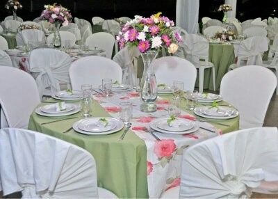 mesas em redondo mas as nossas serão entao branco e essa faixa em lilás