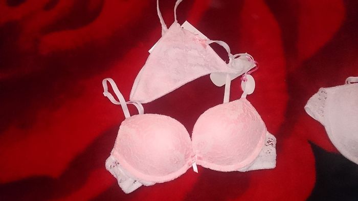 rosa com renda branca