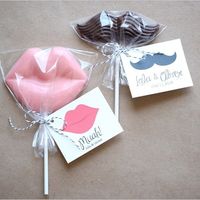 chocolates de lábios e bigodes