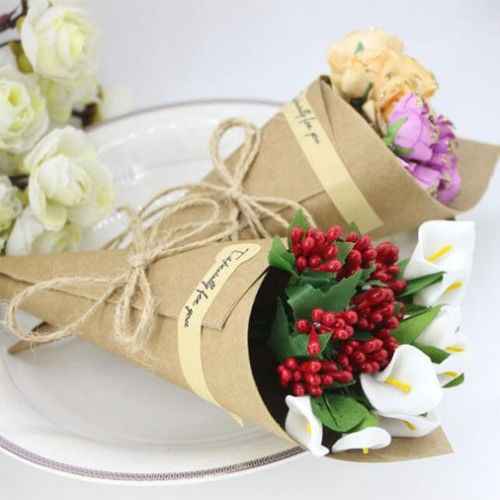 Cones arroz e petálas