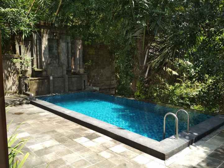 Esta era a nossa piscina privada. Tinhamos uma casinha só para nós, com piscina