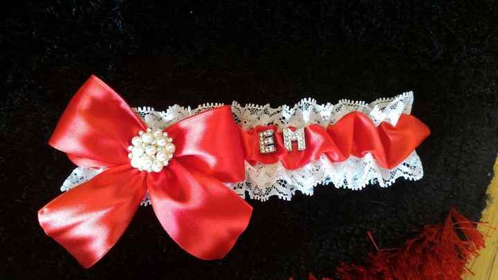 liga em vermelho com iniciais dos noivos