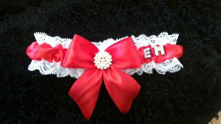 liga em vermelho com iniciais dos noivos