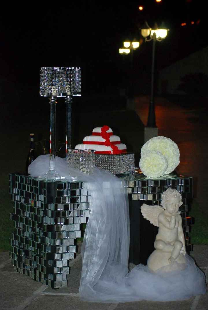 mesa de abertura do bolo no jardim