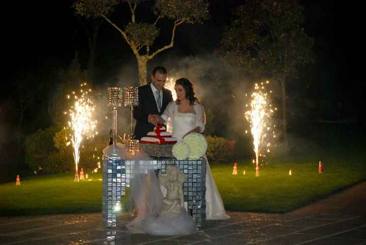 mesa de abertura do bolo no jardim