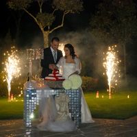 mesa de abertura do bolo no jardim