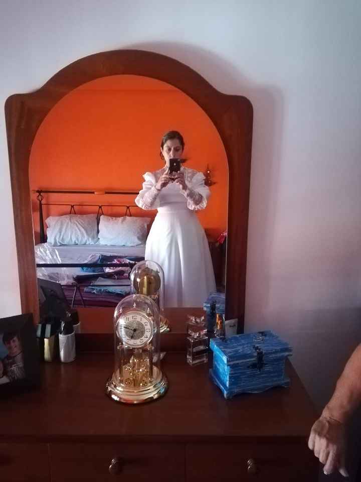 o vestido da mãe... Finalmente se cabe lá dentro a conseguir respirar novamente 😅😁 - 2