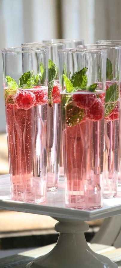 Cocktails de champanhe, cranberry, framboesa e hortelã