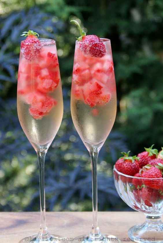 Cubos de gelo com morango e morango - Fácil de fazer cubos de gelo de champanhe e morango, estes cub