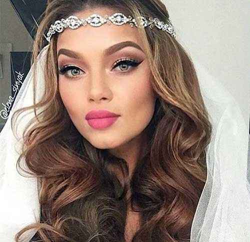 7. Tiara na testa com véu