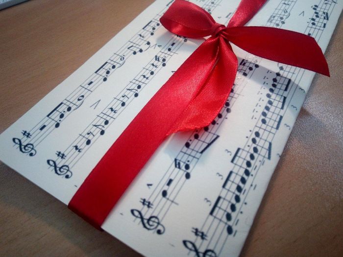 Envelope "manga" para colocar convites, feito com a pauta de uma música muito especial para nós! 