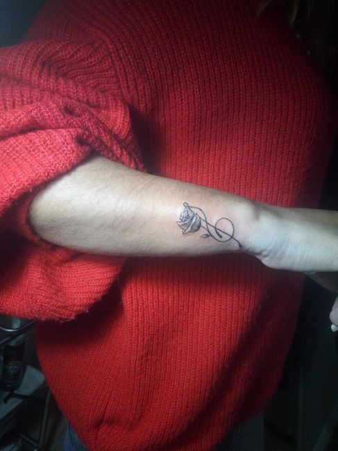 Clave de sol com uma rosa, o simbolo do nosso casamento... ele também fez! 