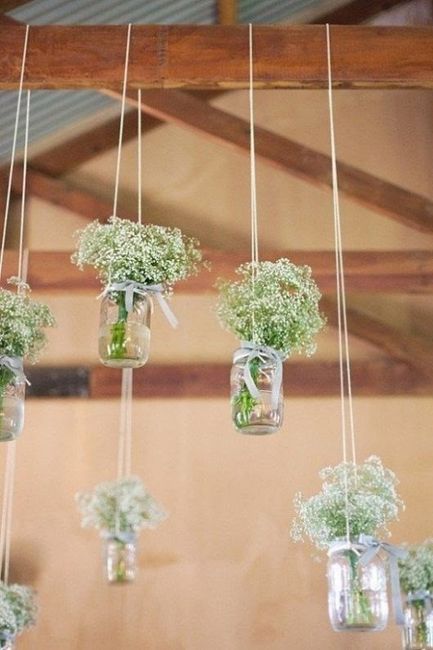 Mais jarrinhas de vidro penduradas com corda e florinhas!