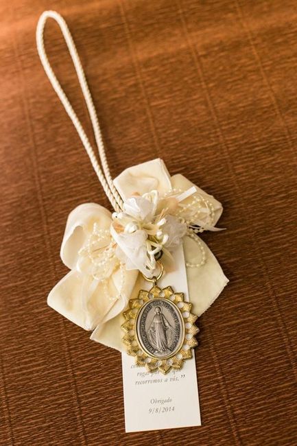 Medalha com algo relativo à igreja e um marcador de agradecimento de presença!