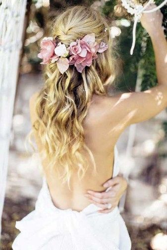 6. Tiara de flores linda pra casar na praia