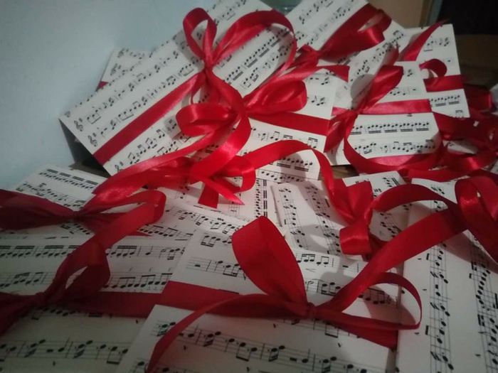 Envelope "manga" para colocar convites, feito com a pauta de uma música muito especial para nós! 