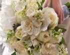 rosas, lírios, gardénias, frésias e lilases, verdes de eucalipto.