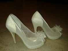 Sapatos brancos em renda
