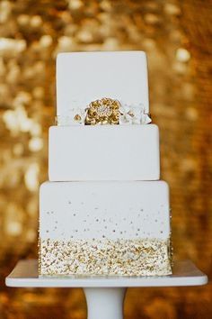 Bolo dourado e branco quadrado