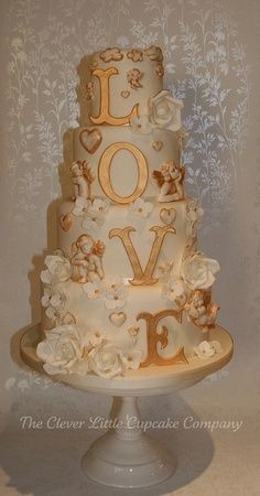 Bolo dourado "LOVE"