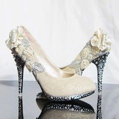 Sapato com flores e salto com brilhantes