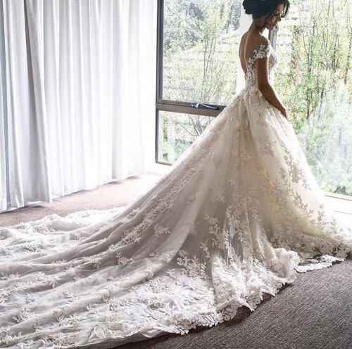 Helppp .. qual o nome do estilista deste vestido? - 1