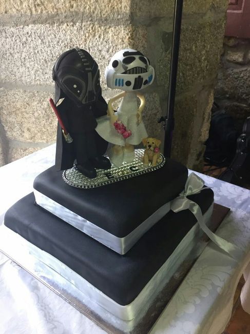 Bolos de casamento pretos com um toque de cor - 1