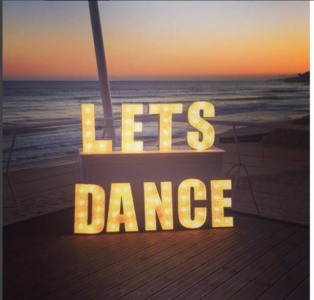 Letras iluminadas para pista de dança