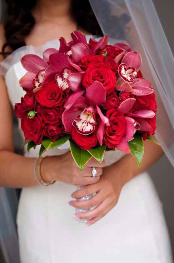 Opção D, mas noutras cores e com outras flores.