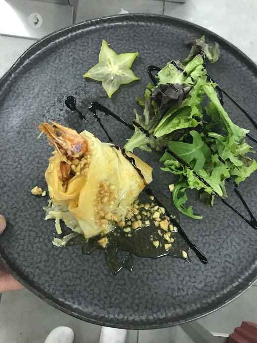 hora de continuar a comer… A entrada na mesa: folhado de gambas… (aqui, podem ver o prato)
