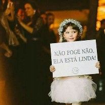 menina com plaquinha