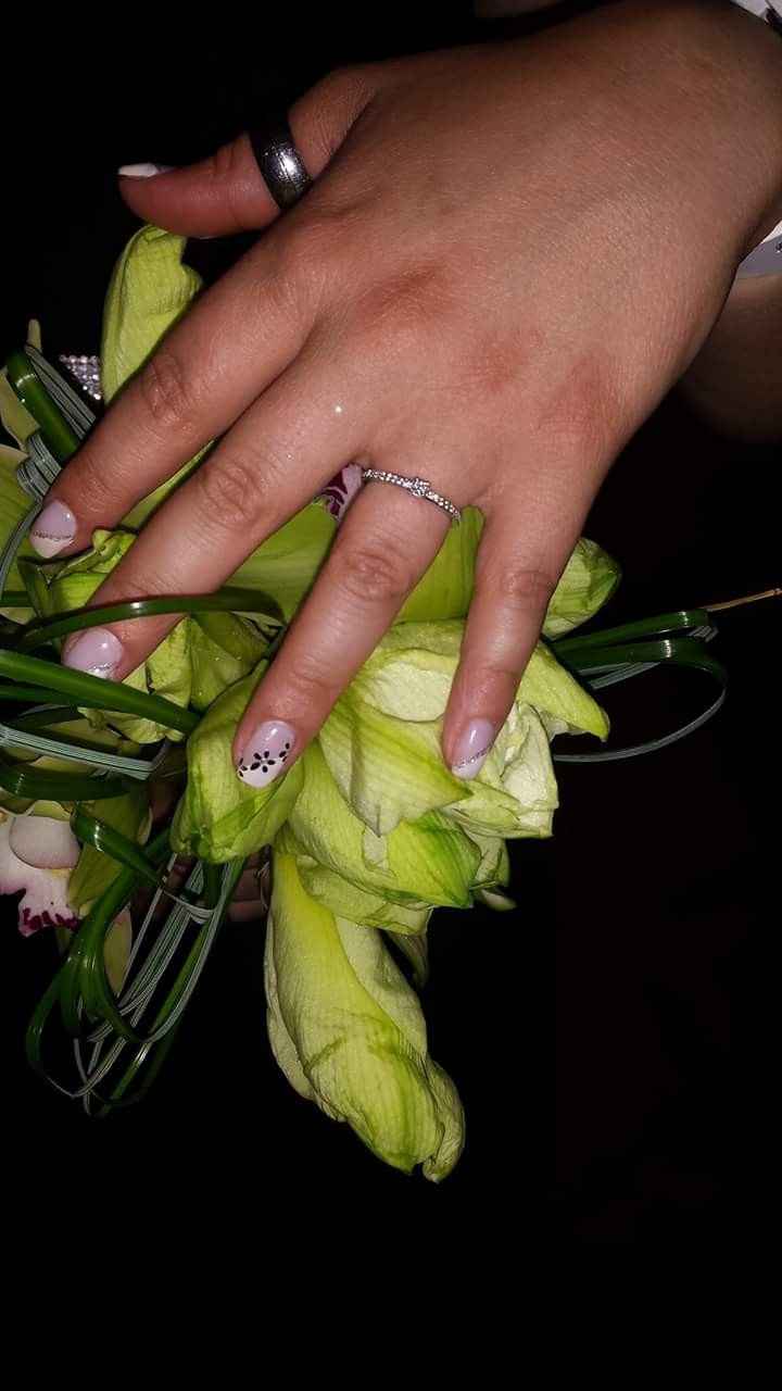 o meu anel de noivado...esta foto foi quando me fez o pedido e o ramo da noiva claro; foi pedida em 