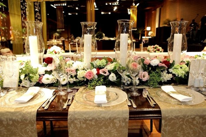 Flores ao longo de toda a mesa com velas