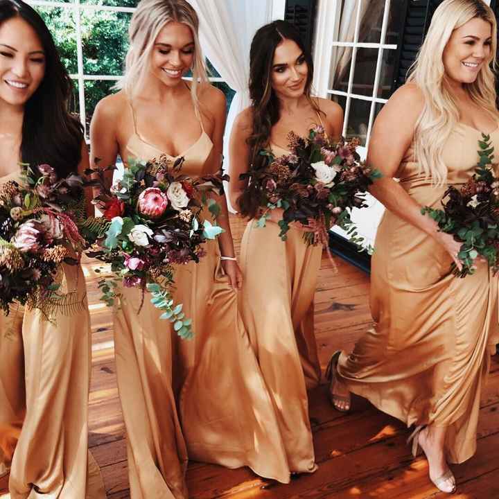 o Arco-íris 🌈 invade a Comunidade - Vestidos das Damas de Honor Dourados - 1
