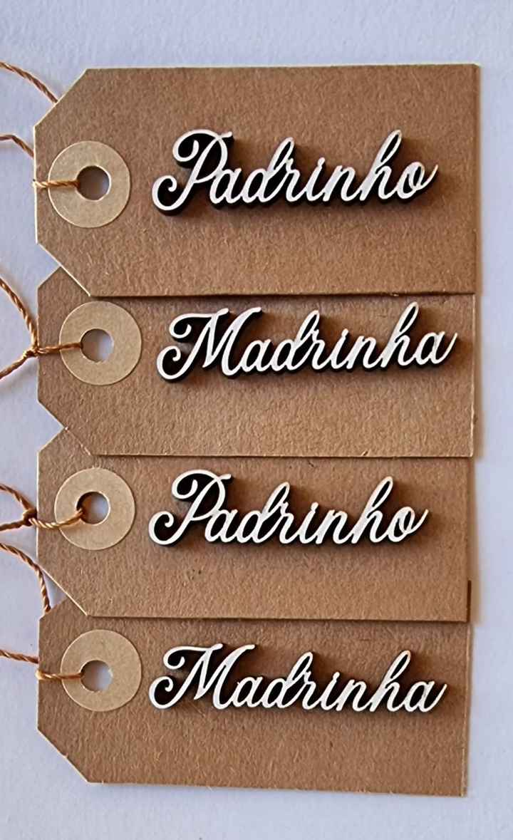 Cabides, placa da porta e outras peças em madeira - 3