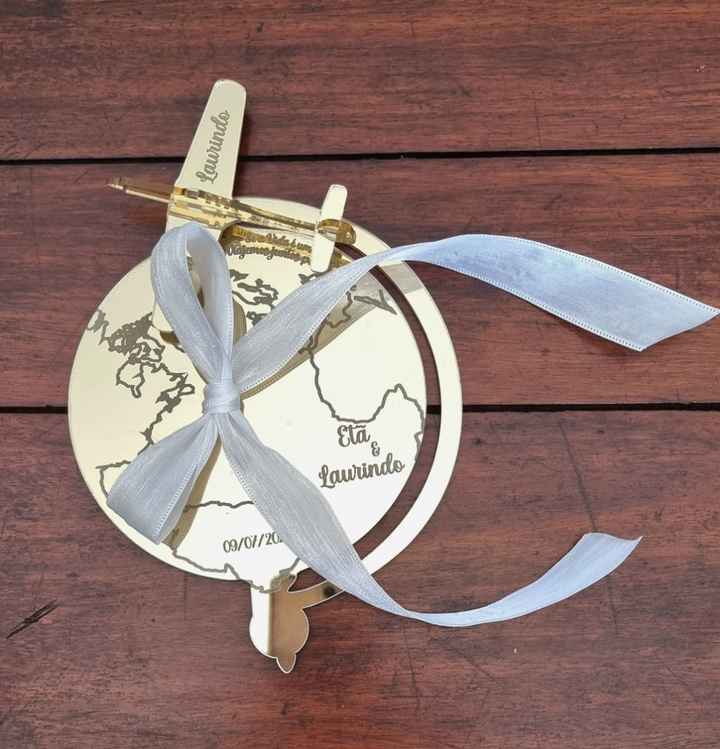 Olá noivinhas. Ando à procura de alguém que faça convites em acrílico dourado, alguém conhece ? - 1