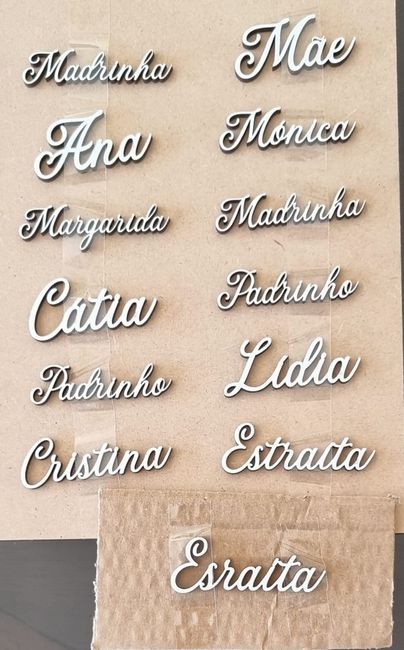 Cabides, placa da porta e outras peças em madeira 2