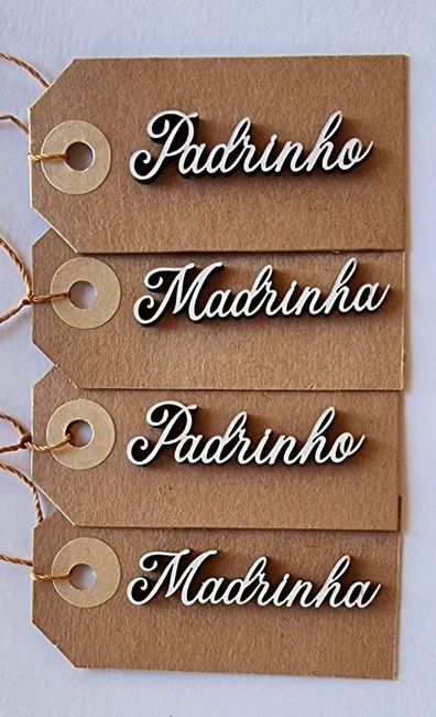 Cabides, placa da porta e outras peças em madeira 4