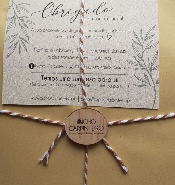 Cabides, placa da porta e outras peças em madeira 3