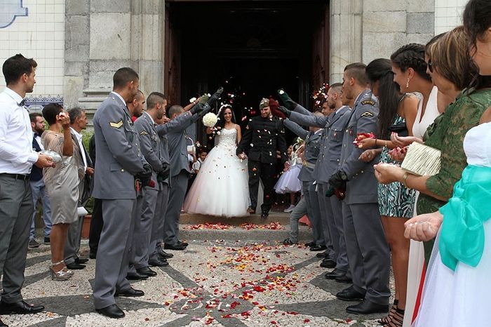 saida da igreja com os militares