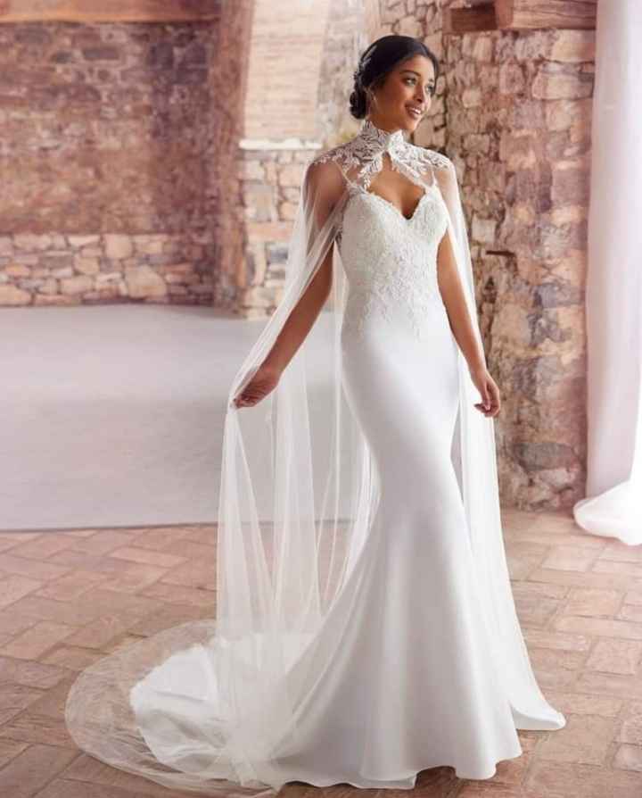 Vestido simples, com bordado nas costas e capa! Noivas Dom Dinis ❤️😘🙏🍀 - 2