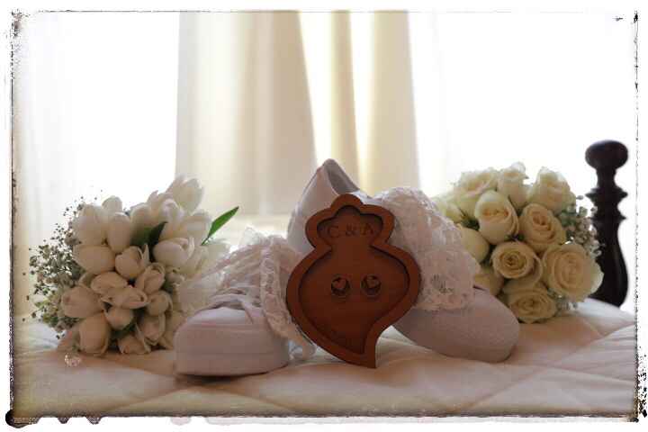 Detalhes dos sapatos, porta alianças e bouquets - 1