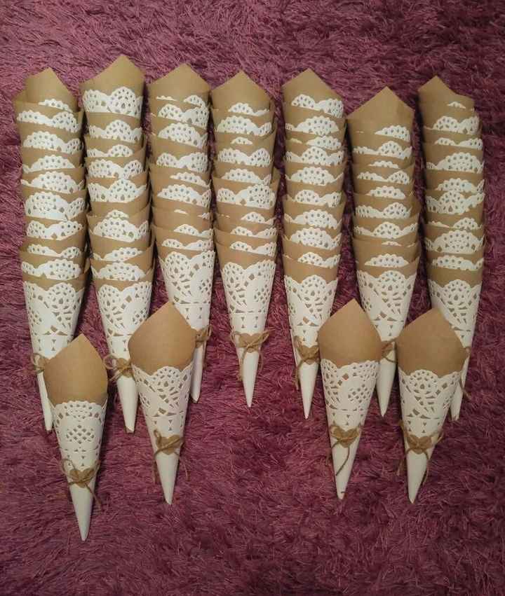 Cones de arroz/petalas