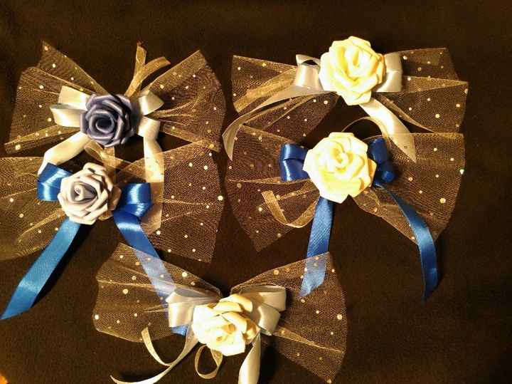 Para os convidados do noivo, 2 tons de azul e 2 tipos de branco (não da para ver muito bem na foto)