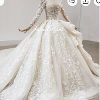 Ola a tusas, qual e o vestido Mais bonito ? A) brilho o B)flores (posó por brilho en flores tambem) 