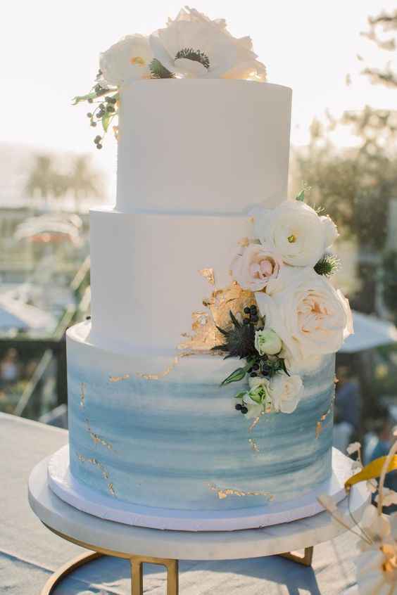 o Arco-íris invade a Comunidade 🌈 Inspirações com Azul Serenity para Bolo de Casamento - 1