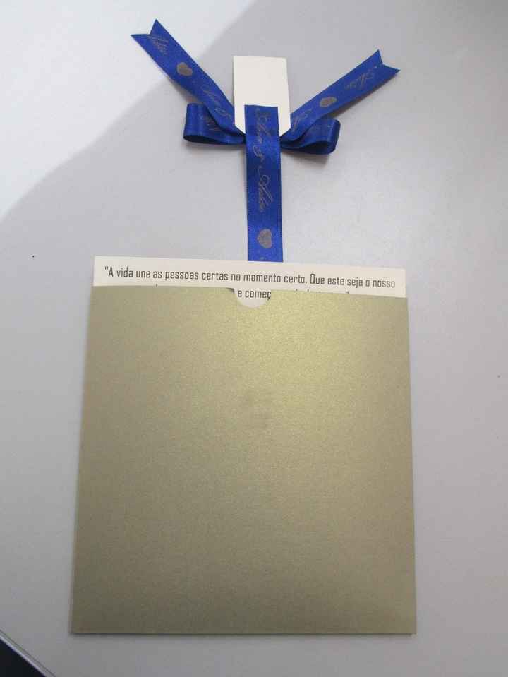 O convidado puxa a fita para tirar o convite de dentro.