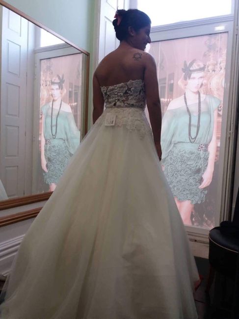 O corte do meu vestido será __________ 1