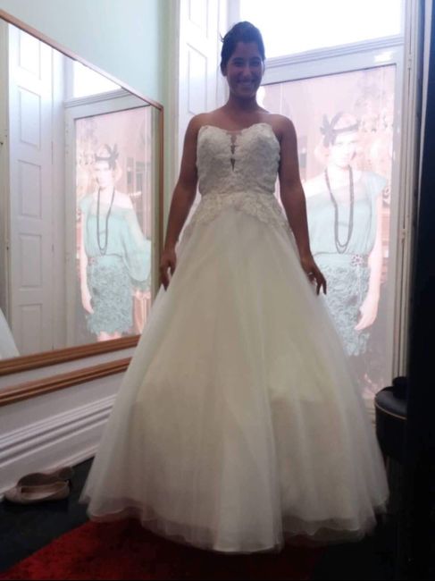 Quantos vestidos de noiva experimentaste? 1