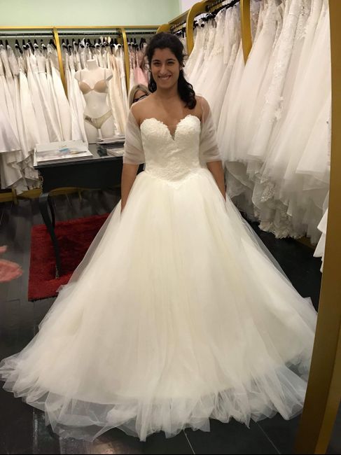 Quantos vestidos de noiva experimentaste? 3